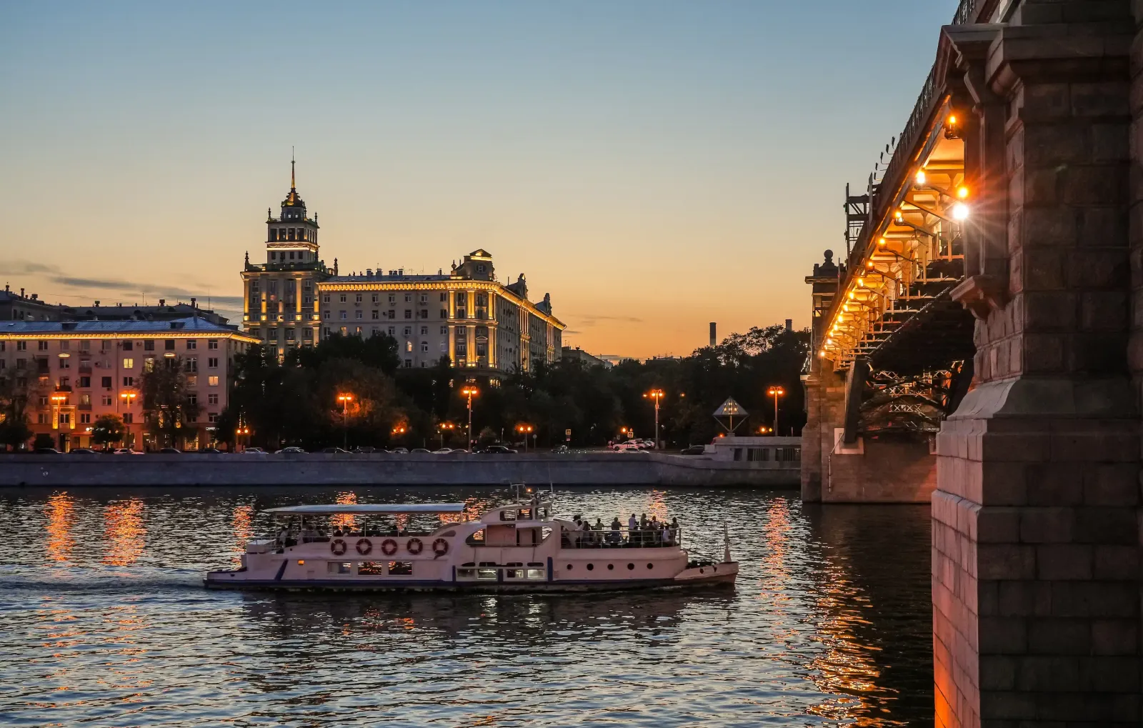 Андреевский пешеходный мост у Москвы реки вечером