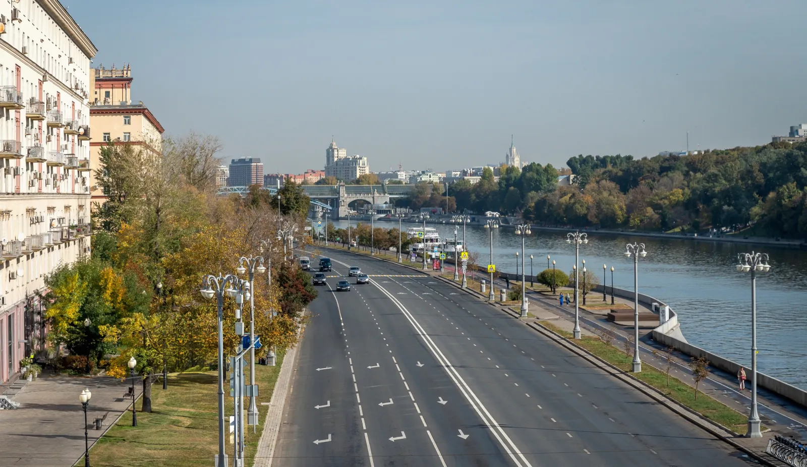 Фрунзенская набережная и Москва река рядом с кварталом